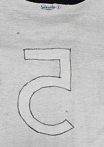 Original match-worn DFB player shirt with the number 5. Worn by Heinz Wewers during an international match in 1958. Wewers made twelve international appearances for the German national team between 1952 and 1958 and was part of the DFB squad during the 1958 World Cup in Sweden, where he played in the third-place match against Sweden.
Longsleeve shirt; size 6; sewn-on DFB eagle; sewn-on Leuzela laundry logo; sewn-on back number; original lacing still in place; 100% cotton; status:ABA.   --The consignor received this shirt directly from the estate of Heinz Wewers. Condition: B - Bild 3