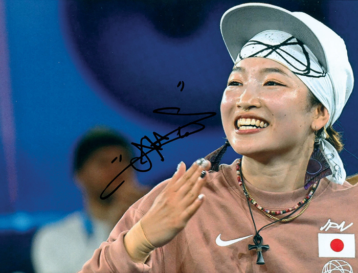 Yuasa, Ami  | Farbfoto mit original Signatur von Ami Yuasa (JAP). Goldmedaillengewinnerin im Breakdance beo den Olympischen Spielen 2024, 20x15,5 cm