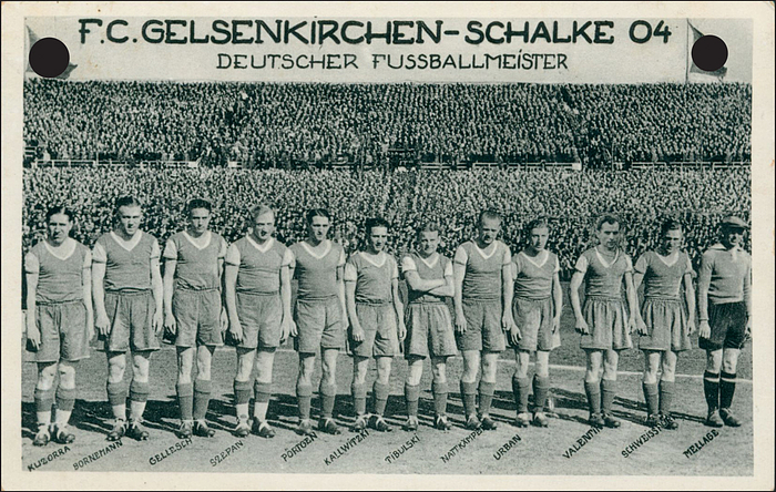 Schalke 04 - Postkarte 34  | S/W-Postkarte "FC Gelsenkirchen - Schalke 04 Deutscher Fußballmeister" . Rückseite mit dem Text "Deutscher Meister 1934/35 beliebst und populärste Mannschaft Deutschlands". . Verlag Foto-Brosch, Gelsenkir..14x9 cm