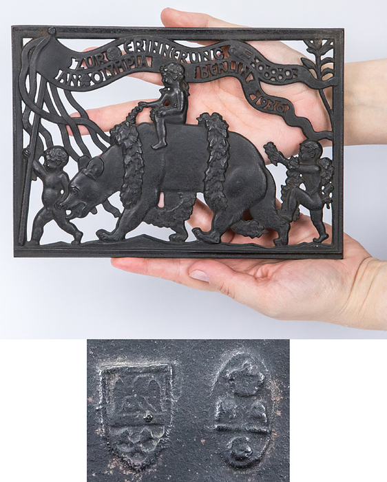  - Cast iron wall plaque with the inscription "In memory of the 1936 Berlin Olympics". With two foundry stamps "HAG". 21 x 15 cm --Rare to find!!! A very decorative memento of the 1936 Berlin Olympic Games. Condition: A