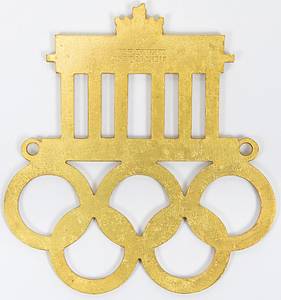 Autoplakette 1936  | Autoplakette mit Brandenburger Tor und den Olympischen Ringen, "XI.Olympiade Berlin 1936". Mit Herstellerpunze! Bronze, vergoldet, weiß emailliert. 7,5x7,2 cm. - Bild 3