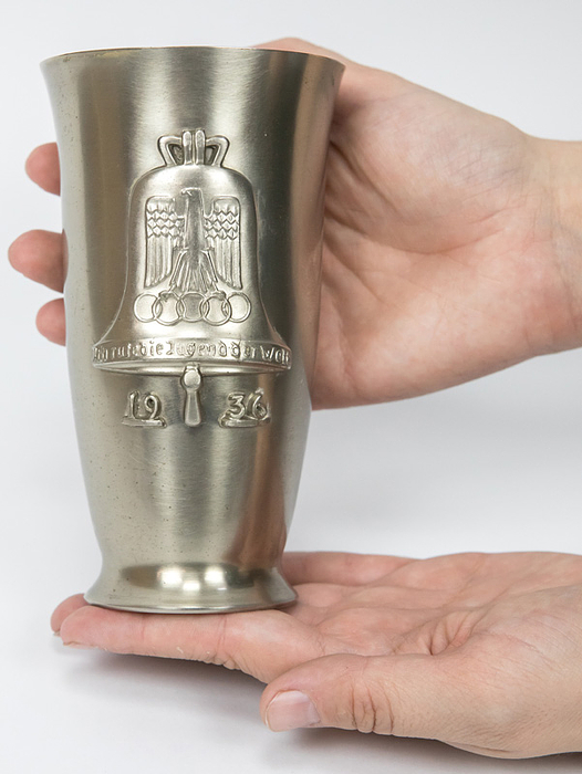 Pokalbecher OSS1936  | Pokalbecher mit aufgesetzter Olympiaglocke aus Metall und aufgesetzter Jahreszahl "1936". Schönes Souvenir von den Olymischen Spielen Berlin 1936. Innen vergoldet. Versilbert, Höhe: 14 cm