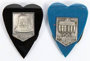  - Two heart-shaped clips made of black and blue Bakelite with silver-plated applied plaques featuring various Olympic motifs and the inscription "XI. Olympische Spiele Berlin 1936". Metal clips, each 4.5 x 3.3 cm. Condition: A- - Bild 2