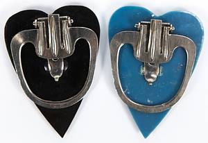 Klip OS1936  | Zwei herzförmige Clips aus schawrzem und blauen Bakelit mit versilberten aufgesetzten Plaketen mit verschiedenen Olympischen Motiven und der Aufschrift "XI. Olympische Spiele Berlin 1936". Klips aus Metall, je 4,5x3,3 cm. - Bild 3