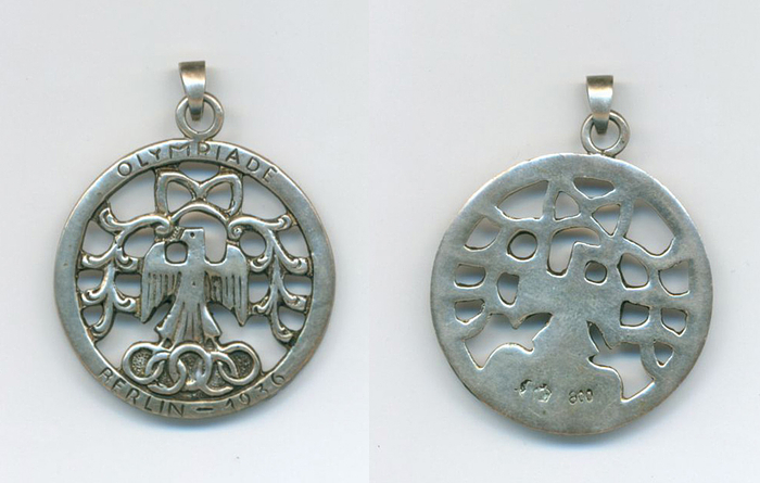 Silberanhänger OSS1936  | Runder Anhänger mit Olympischen Ringen und einem Adler. Mit gravierter Inschrift "Olympiade 1936". Silber (Gepunzt mit dem Halbmond und 800er Silberstempel), 3,2 cm