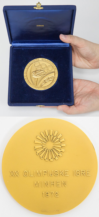  - Official commemorative medal of the Yugoslavian National Olympic Committee for the 1972 Munich Olympic Games, inscribed "XX Olimpijske Igre Minhen 1972". Gilt bronze, manufacturer: Bertoni, Milan. Weight: 206 grams, 8 cm. In original box. --Diese Medaille wurde nur an hohe Funktionäre während der Olympiade 1972 vergeben. Medaille kommt aus dem Nachlass des Bürgermeisters des Olympischen Dorfes 1972 und IOC Mitglied Dr. Walter Tröger Condition: A