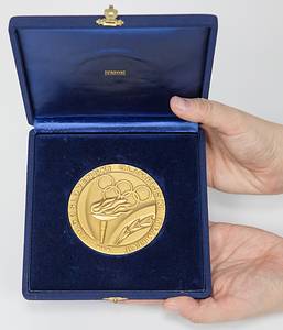  - Official commemorative medal of the Yugoslavian National Olympic Committee for the 1972 Munich Olympic Games, inscribed "XX Olimpijske Igre Minhen 1972". Gilt bronze, manufacturer: Bertoni, Milan. Weight: 206 grams, 8 cm. In original box. --Diese Medaille wurde nur an hohe Funktionäre während der Olympiade 1972 vergeben. Medaille kommt aus dem Nachlass des Bürgermeisters des Olympischen Dorfes 1972 und IOC Mitglied Dr. Walter Tröger Condition: A - Bild 3