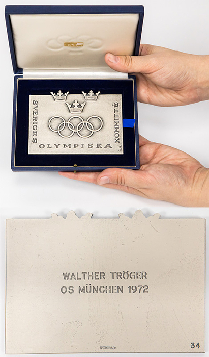  - Official medal of honor of the Swedish Olympic Committee for the 1972 Munich Olympic Games. Numbered copy "34" with personal dedication "Walther Tröger OS Munich 1972". Silver-plated bronze, 291 grams, 11 x 7.5 cm --A rare find! This medal was only awarded to high-ranking officials during the 1972 Olympics. It comes from the estate of Dr. Walter Tröger, the mayor of the 1972 Olympic Village and an IOC member. Condition: A