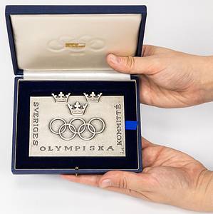  - Official medal of honor of the Swedish Olympic Committee for the 1972 Munich Olympic Games. Numbered copy "34" with personal dedication "Walther Tröger OS Munich 1972". Silver-plated bronze, 291 grams, 11 x 7.5 cm --A rare find! This medal was only awarded to high-ranking officials during the 1972 Olympics. It comes from the estate of Dr. Walter Tröger, the mayor of the 1972 Olympic Village and an IOC member. Condition: A - Bild 2