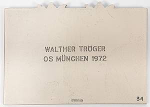 Ehrenmedaille Schweden OSS1972  | Offizielle Ehrenmedaille des NOK von Schweden für die Olympischen Spielen München 1972. Nummeriertes Exemplar "34" mit persönlicher Widmung "Walther Tröger OS München 1972". Bronze, versilbert, 291 Gramm, 11x7,5 cm - Bild 3