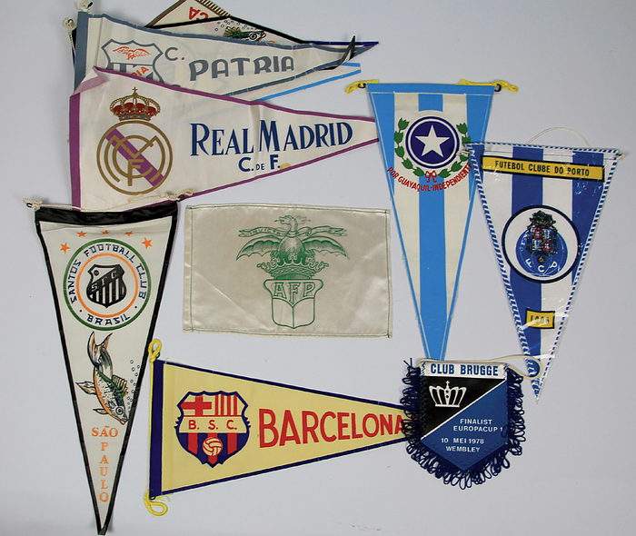  - 11 different multicolor printed pennants: 1) Sport Lisboa e Benfica; 2) Football Clube do Porto; 3) Barcelona S.C.; 4) AFP; 5) Real Madrid CF; 6) Ujpest Dozsa 7) Santos Football Club Brasil (2x); 8) C.S.Patria; 9) Por Guayaouil-Independiente; 10) Emelel; 11) LDU G; 12) Everest. 35x18 to 24x11 cm. -Guttmann estate 2001 No. 280 + 301 --All pennants are from his time at Benfica (1960-1962) and from his time in South America (1959-1960). Included is a pennant from Club Brugge, European Cup Final, May 10, 1978, Wembley Stadium. Condition: A