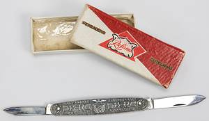  - Chrome-plated pocket knife commemorating Benfica Lisbon's two European Cup triumphs. Both sides of the knife bear inscriptions and the Benfica club logo: "1961/1962 Campeao Europeu Benfica - Real Madrid 5-3" 2) "1960/1961 Capeao Europeu Benfica - Barcelona 3-2". 8.5 x 1.8 cm. In original cardboard box -- -Guttmann Estate 2001 No. 261 Condition: A - Bild 2