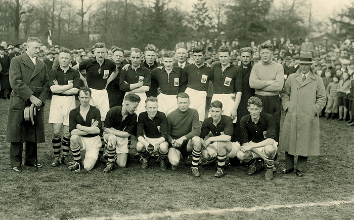  - FC Twente Enschede, original b/w photo postcard of the 1936/7 East Holland Champions. 14x9 cm --Bela Guttmans first big success in Europe, he trained the team for 60 Gulder a week, but accordin to his contract,became a fortune when the outsiders won, and nearly brought financial ruin to the club. Bela Guttmann, far right - Guttmann Estate 2001 No. 152 Condition: A-