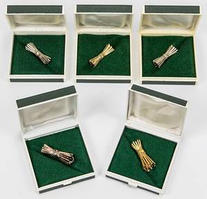 Siegermedaillen 1981-1988  | 5 verschiedene Siegermedaillen für den DFB-Länderpokal der Frauen von 1981 bis 1988. Alle Medaillen sind aus 925er Silber (gepunzt) und haben eine Länge von 3,5 cm. Jede mit der Inschrfit "DFB - Länderpokal Damen" und einer eingravierten Jahreszahl. Es ist eine Öse für eine Kette vorhanden. Folgende Jahre sind vorhanden: 1) 1981: 1.Platz Mittelrhein - vergoldet. 2) 1982: 2.Platz. 3) 1983: 2.Platz. 4) 1984: 2.Platz. 5) 1988 1.Platz Mittelrhein vergoldet. Alle in original Boxen. - Bild 2