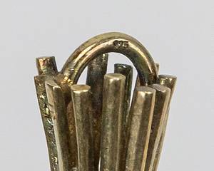 Sorry, no english description is available. ... German Women Football medal 1981 - 1988 -  Condition: A.....Der DFB Länderpokal der Damen wurde von 1981 - 2013 ausgespielt. Teilnehmende Mannschaften waren die Landesverbände des DFB. Die Siegerinnen erhileten jeweils eine vergoldet Medaille, die Spielerinnen der zweitplazierten Mannschaft bekamen eine silberne Trophae. Bei disen Siegerpreisen handelt es sich um eine Minaturausgabe des Siegerpokals. --teilweise angelaufen. - Bild 5