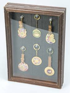 6 Participation Pins UEFA Tournament 1955 - 1965 - 6 participant badges from FIFA / UEFA youth tournaments of the DFB delegation: Italy 1955, Luxembourg 1958, Austria 1960, Portugal 1961, Holland 1964, BR Germany 1965. Bronze, gold-plated, multi-colored enameled, 4.5x4.5 cm to 4x3.5 cm . With leather straps or chain. In a specially made display case with wall hanging --All badges are in very good condition. These are the official DFB participant badges for this tournament. The frame of the showcase is made of wood. The back panel is removable. glass pane. 32x22x4cm. Very decorative exhibit Condition: A- - Bild 2