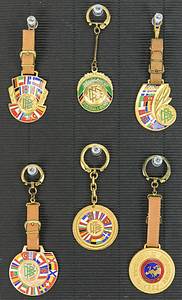 6 Participation Pins UEFA Tournament 1955 - 1965 - 6 participant badges from FIFA / UEFA youth tournaments of the DFB delegation: Italy 1955, Luxembourg 1958, Austria 1960, Portugal 1961, Holland 1964, BR Germany 1965. Bronze, gold-plated, multi-colored enameled, 4.5x4.5 cm to 4x3.5 cm . With leather straps or chain. In a specially made display case with wall hanging --All badges are in very good condition. These are the official DFB participant badges for this tournament. The frame of the showcase is made of wood. The back panel is removable. glass pane. 32x22x4cm. Very decorative exhibit Condition: A- - Bild 3