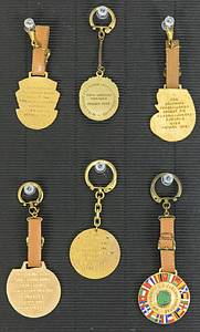 Teilnehmerabzeichen 55-65  | 6 Teilnehmerabzeichen  von FIFA / UEFA Jugend Turniere der DFB - Delegation: Italien 1955, Luxembourg 1958, Österreich 1960, Portugal 1961, Holland 1964, BR Deutschland 1965. Bronze, vergoldet,  mehrfarbig emalliert, 4,5x4,5 cm bis 4x3,5 cm. Mit Lederriemchen oder Kette. In eigens angefertigen Schaukasten mit Wandaufhängung. - Bild 4