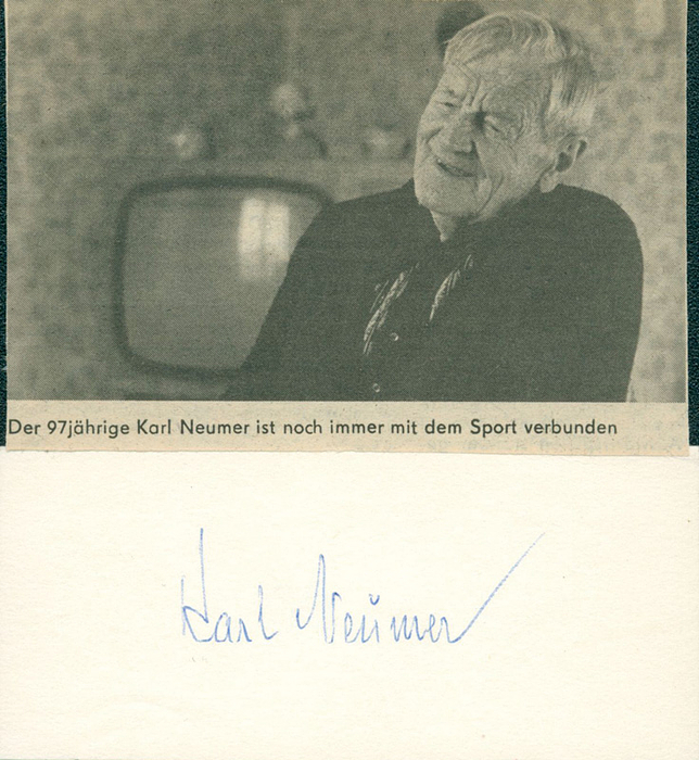 Neumer, Karl  | (1887-1984) Karteikarte mit Originalsignatur von Karl Neumer (GER). Gewinner von Silber und Bronze bei den Olympischen Spielen 1908 im Radrennen. 10,5x5 cm