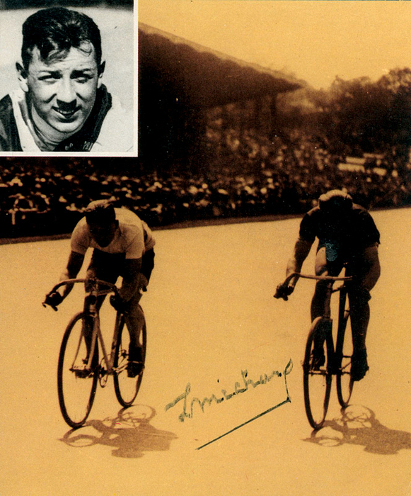 Michard, Lucien  | (1903-1985) Sammelkarte mit Originalsignatur von Lucien Michard. Französischer Bahnradsportler. 6x Weltmeister-Titel und Goldmedaille bei den Olympischen Spielen 1924 als Sprinter. 13x11,5 cm.