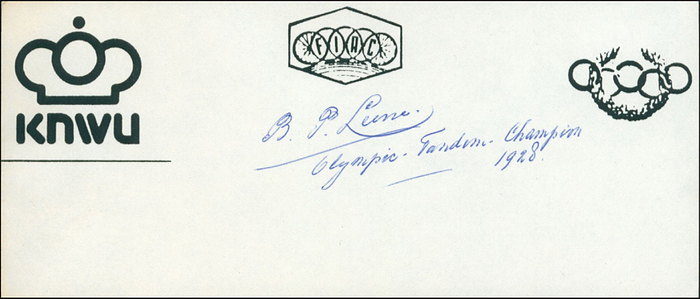 Leene, Bernardus  | (1903-1988) Blancobeleg mit Originalsignatur und Widmung von Bernardus Petrus „Bernard“ Leene. Niederländischer Bahnradsportler. Olympiasieger 1928 und Olympiazweiter 1936 im Tandem. 18,5x8 cm.
