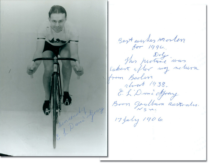 Gray, Edgar  | (1906-1996)S/W-Reprofoto mit Originalsignatur von Edgar Lawrence „Dunc“ Gray. (AUS). Auf der Rückseite handschrifltiche Widmung von Gray. Olympiasieger 1932 1000-Meter-Zeitfahren und Bronze bei Olympischen Spielen  1928 im 1000-Meter-Zeitfahren. 15x10 cm