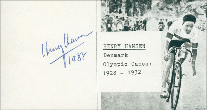 Hansen, Henry  | (1902-1985) Sammlerblatt mit Originalsignatur von Henry Hansen. Dänischer Radrennfahrer. 1928 2-facher Olympiasieger im Straßenrennen und in der  Mannschaftswertung und 1932 Olympia Silber in der Mannschaftswertung über 100 Kilometer. Mit aufkopierten S/W-Bild, 14,5x8 cm.