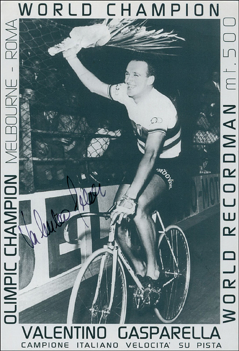  - Black-and-white autograph card with original signature of Valentino Gasparella, Italian track cyclist. Double amateur sprint World Champion in 1958 and 1959 and Olympic gold medallist in team pursuit 1956. Olympic sprint bronze medallist 1960. 17x11.5 cm. Right top corner buckled. Condition: A-B