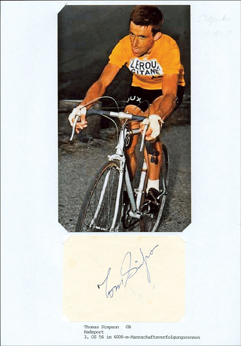 Simpson,Tom  | (1937-1967) Balncobeleg mit Originalsignatur von Tom Simpson. Englischer Radprofi, Bronze bei den Olympischen Spielen 1956 in der 4000-m-Mannschaftsverfolgung  und Straßenrad-Weltmeister 1965. 10,5x7,5 cm. Dabei Farbreprofoto (19x11 cm)