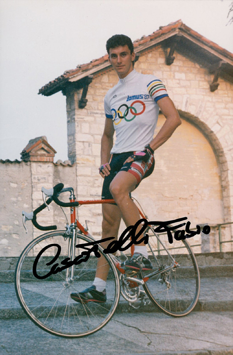 Casartelli,Fabio  | (1970-1995) Farbfoto mit Original-Autograph Fabio Casartelli (ITA). Olympiasieger 1992, tödlich verunglückt während der Tour de France.  15x10 cm.