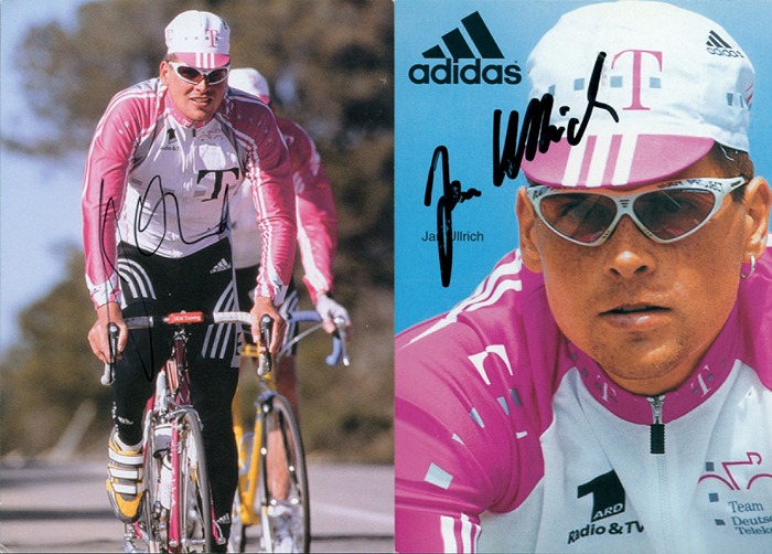 Ullrich, Jan  | 2 Autogrammkarte mit Originalsignatur von Jan Ullrich. Deutscher Radrennfahrer. Tour de France Sieger 1997 und Olympiasieger 2000 im Straßen-Einzelfahren vom Team Telekom. Je 15,1x10,1 cm.