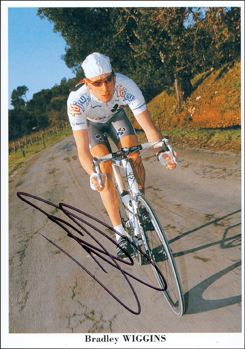 Wiggins, Bradley  | Farb-Autogrammkarte mit Originalsignatur vom Tour de France Sieger 2012 Bradley Wiggins (GBR). Gewann Olympia 2000 Bronze (Mannschaftsverfolgung), 2004 Gold (Einzelverfolgung) + Silber (Mannschaft), 2008 Gold (Einzelverfolgung), 2012 Gold (Zeitfahren). 15x10,5 cm
