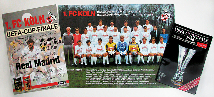 Football Programm UEFA Cup Final 1986 Madrid v Ki - Final UEFA Cup 1. FC Cologne - Real Madrid, May 6, 1986 in Berlin. Official program. 24 pages, 30x21cm. With two additional posters: 1. FC Köln team (58x41cm), final poster (41x29cm) with facsimile Autographs. Condition: A-B