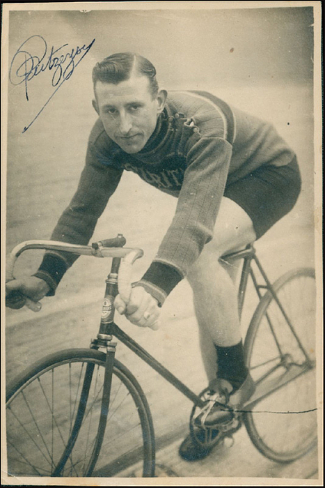 Putzeys, Armand  | (1916-2003) S/W-Autogrammkarte mit original Signatur von Armand Putzeys (BEL). Bronzemedaille im Radsport Straße Team bei den Olympischen Spielen 1936. 13,5x9 cm