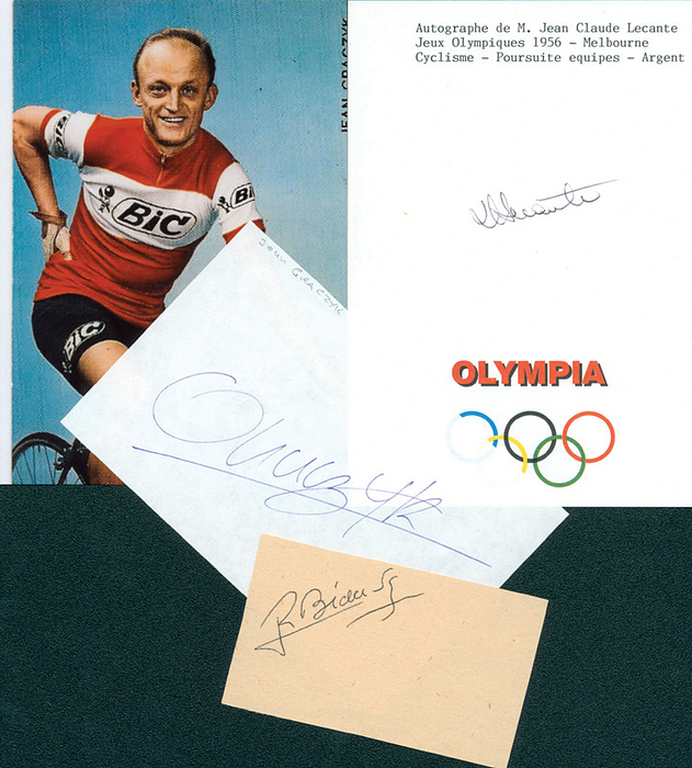 Frankreich OSS1956 Radsport  | Silbermedaille für Frankreich im Radsport bei den Olympischen Spielen 1956 in der 4000 m Mannschaftsverfolgung. Original Signaturen von: René Bianchi (Selten!); Jean Graczyk (1933-2004; 5 Etappen Siege Tour des France; Grünes trikot 1958 + 1960); Jean-Claude Lecante (Selten!); Blancobelege 15x10 bis 9x5 cm       15x10 cm + 10x7 cm