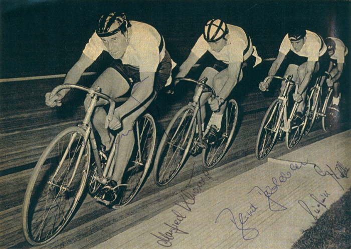 Deutschland OSS 1960 Radsport  | Silbermedaille für Deutschland im Radsport bei den Olympischen Spielen 1960 in der 4000 m Team Verfolgung, komplettes Team aus der DDR. S/W-Reprofoto mit den original Signaturen von: Siegfried Köhler, Peter Gröning, Manfred Klieme, Bernd Barleben.. KOMPLETTES TEAM; 17,5x12,5 cm