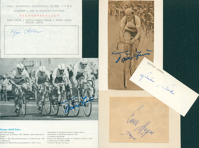Hagen, Erich  | (1936-1978) Blancobeleg (9,5x7,5 cm) mit original Signatur von Erich Hagen (GER/DDR). Silbermedaille für Deutschland im Radsport bei den Olympischen Spielen 1960 im 100 km Mannschaftsfahren.  Auf Karteikarte montiert, 13,5x10 cm. Dabei: Drei weitere Signaturen seiner Mannschaftskollegen: Egon Adler (1937-2015); Günter Lörke; 2x Gustav-Adolf Schur (Bronze 1956); KOMPLETTES TEAM alles DDR Fahrer; 2 Magazin-Fotos + 2 Blancobelege; 18x16 bis 10,5x5 cm