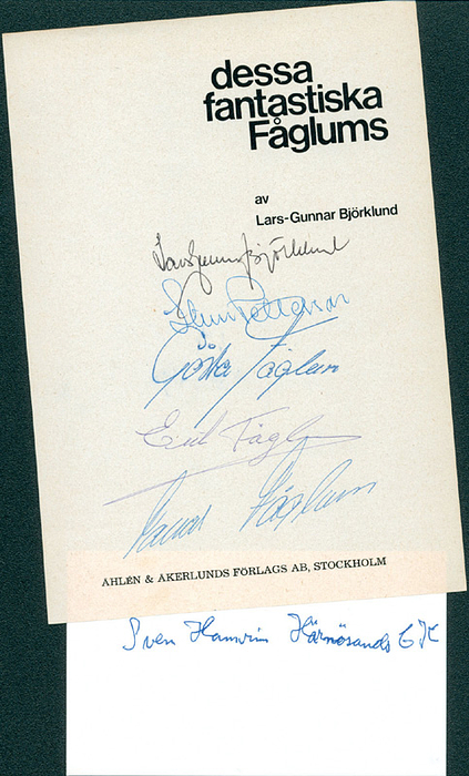 Schweden OSS1964 + 1968 Radsport  | Bronzemedaille für Schweden im Radsport bei den Olympischen Spielen 1964 im Straßenrennen Mannschaft. Original Signaturen auf einem Blancobeleg 20x14 cm von Sture Pettersson (1942-1983; Silber 1968; SELTEN!); Erik Pettersson (Silber 1968); Gösta Pettersson (Silber + Bronze 1968);. Außerdem Karteikarte (13x7,5 cm) mit Signatur von Sven Hamrin (1941-2018).. KOMPLETTES TEAM der Siegerteams von 1964 + 1968;  Auf dem großen Beleg ist außerdem die Signatur von Tomas Petterson (Silber 1968)