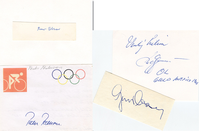 Dänemark OSS1968 Radsport  | Goldmedaille für Dänemark im Radsport bei den Olympischen Spielen 1968 in der 4000 m Verfolgung Teams. Original Signaturen von  	Gunnar Asmussen, Per Lyngemark (1941-2010), Reno Olsen, Peder Pedersen (1945-2015; UCI Weltmeister 1974). 4 von 5 Medaillengewinner. Blancobeleg, 15x10 bis 10,5x4,5 cm