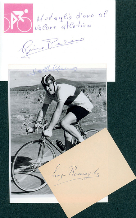 Italien OSS1968 Radsport  | Bronzemedaille für Italien im Radsport bei den Olympischen Spielen 1968 in der 4000 m Team Verfolgung. Original Signaturen von Gino Pancino, Cipriano Chemello (1945-2017, 2facher Weltmeister), Luigi Roncaglia (1964 Silber; 2facher Weltmeister). 1 Reprofoto, 2 Blancobeleg. 17x12 bis 7,5x6,5 cm