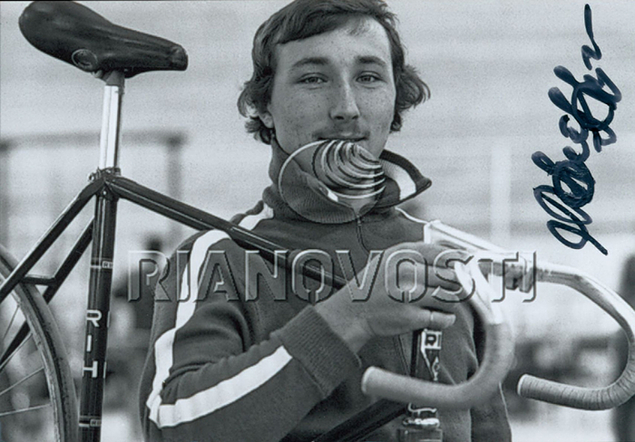 Panfilow, Alexander  | S/W-Reprofoto mit original Signatur von Alexander Panfilow (URS). Silbermedaille im Radsport bei den Olympischen Spielen 1980 im 1000 m Zeitfahren, 15x10 cm