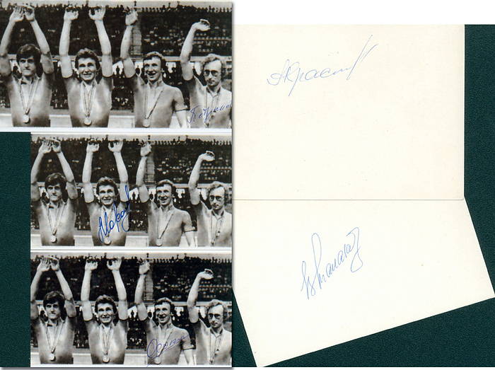 UdSSR OSS1980 Radsport  | Goldmedaille für die UdSSR im Radsport bei den Olympischen Spielen 1980 in der 4000 m Verfolgung Team. Original Signaturen von  	Wiktor Manakow (1960-2019; Weltmeister 1987; Selten!); Waleri Mowtschan (Weltmeister 1982; Selten!), Wladimir Ossokin, Witali Petrakow (1976 Silber; 3facher Weltmeister), bis Halbfinale: Alexander Krasnow (weltmeister 1982). KOMPLETTES TEAM. 3 S/W-Reprofoto + 2 Karteikarten, 18x10,5 + 15x10 cm     23x18 cm + 14,5x10,5 cm