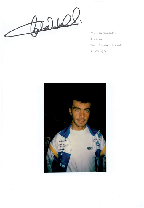 Vandelli, Claudio  | Sammlerblatt mit original Signatur von Claudio Vandelli (ITA). Goldmedaille im Radsport bei den Olympischen Spielen 1980 im Straßenrennen Team. Mit aufmontiertem Farbfoto. 30x20 cm