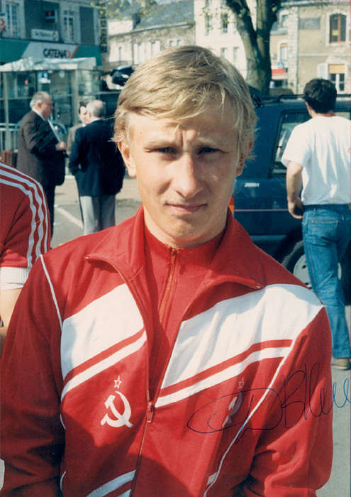 Neljubin, Dmitri  | (1971-2005) Farbfoto mit original Signatur von Dmitri Neljubin (URS). Goldmedaillengewinner im Radsport bei den Olympischen Spielen 1988 in der 4000 m Verfolgung Team. Weltmeister 1990 mit GUS. 9,5x4,5  cm