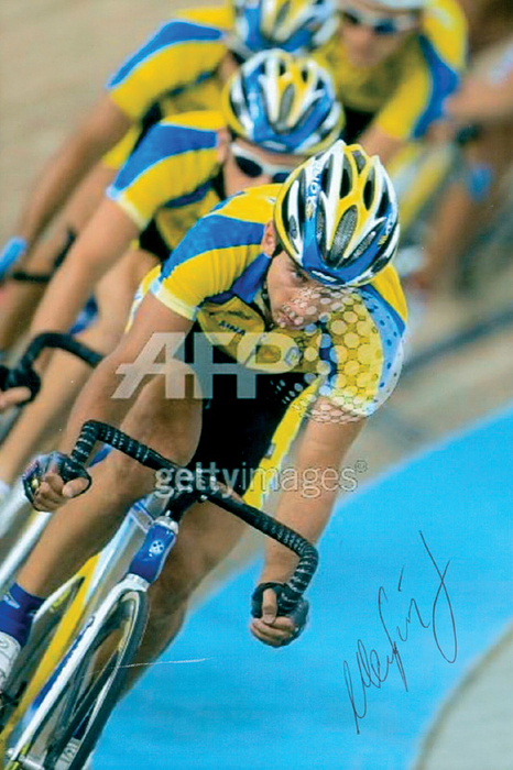 Matwjejew, Serhij  | Farbreprofoto mit original Signatur von Serhij Matwjejew (UKR). Silbermedaille im Radsport bei den Olympischen Spielen 2000 im 4000 m Team Verfolgung. 15x10 cm
