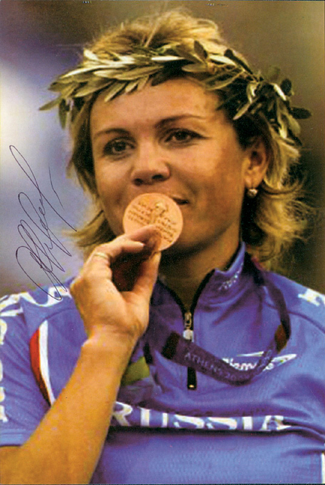 Sljussarewa, Olga  | Autogrammkarte mit original Signatur von Olga Sljussarewa (RUS). Bronzemedaille im Radsport der Frauen bei den Olympischen Spielen 2000 im Punktefahren. Gold 2004 in der gleichen Disziplin. Bronze 2004 im Straßenrennen. 15x10 cm
