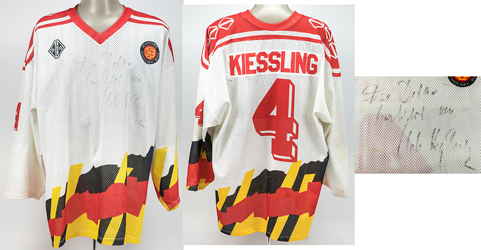 Deutschland DEB - Trikot 1992  | Match worn Trikot der deutschen Eishockey - Nationalmannschaft aus dem Jahre 1991/1992 mit der Nummer "4". Getragen von Udo Kießling während eines Vorbereitungsspiels zu Olympischen Spielen 1992. Ungewaschen! Mit original Widmung von Udo Kießling auf der Vorderseite. Status:AAA