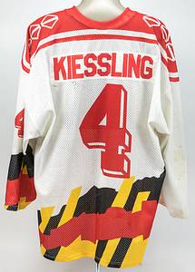 Deutschland DEB - Trikot 1992  | Match worn Trikot der deutschen Eishockey - Nationalmannschaft aus dem Jahre 1991/1992 mit der Nummer "4". Getragen von Udo Kießling während eines Vorbereitungsspiels zu Olympischen Spielen 1992. Ungewaschen! Mit original Widmung von Udo Kießling auf der Vorderseite. Status:AAA - Bild 3