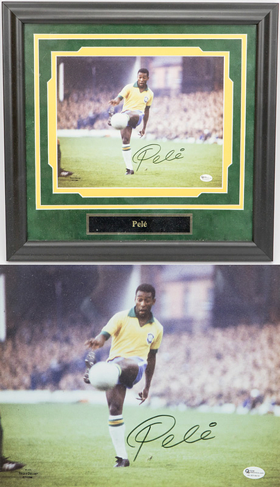 Pele  | (1940-2022) Nummerierter Farbbilddruck von "Fied of Dreams" mit Originalsignatur von Pele im Trikot von Brasilien. (Brasilianischer Fußball - Weltmeister 1958, 1962 und 1970). 26x23,5 cm. Unter Passepartout in original Rahmung (lackierte Holzleiste), 40x39 cm. Mi Echtheitszertifikat von "Field of Dreams".