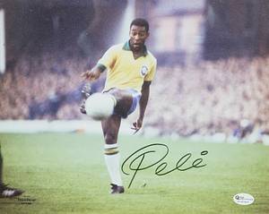Pele  | (1940-2022) Nummerierter Farbbilddruck von "Fied of Dreams" mit Originalsignatur von Pele im Trikot von Brasilien. (Brasilianischer Fußball - Weltmeister 1958, 1962 und 1970). 26x23,5 cm. Unter Passepartout in original Rahmung (lackierte Holzleiste), 40x39 cm. Mi Echtheitszertifikat von "Field of Dreams". - Bild 3